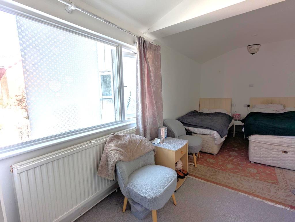 Lot: 37 - FORMER HOTEL PARTIALLY CONVERTED TO AN HMO WITH SCOPE FOR FURTHER CONVERSION - One of the HMO Letting Rooms